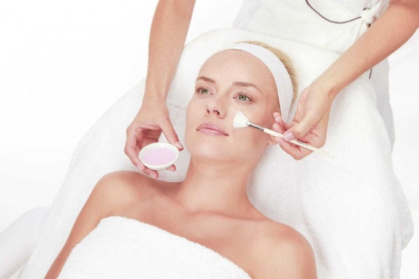 Косметик эстетист по уходу за лицом