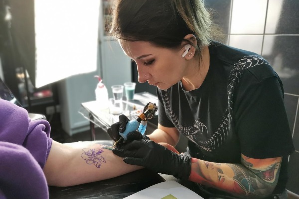 Мастер татуировки