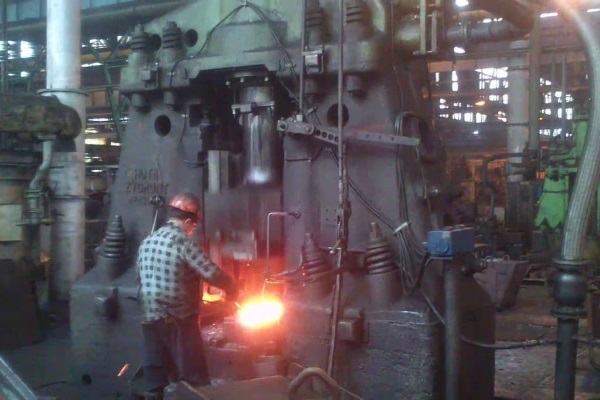 Машинист на молотах, прессах и манипуляторах