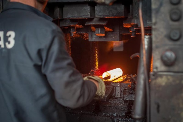 Прессовщик на горячей штамповке