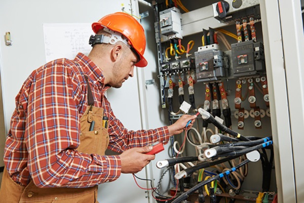 Электромонтажник