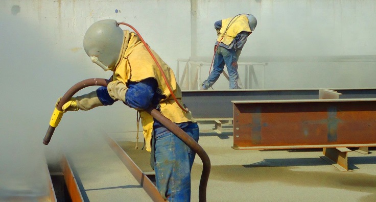 Пескоструйщик за работой