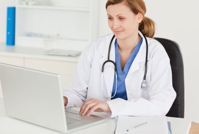Медик обучается по ноутбуку