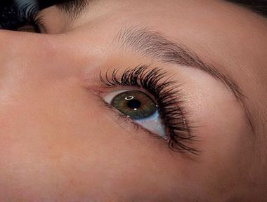 Мастер по наращиванию ресниц